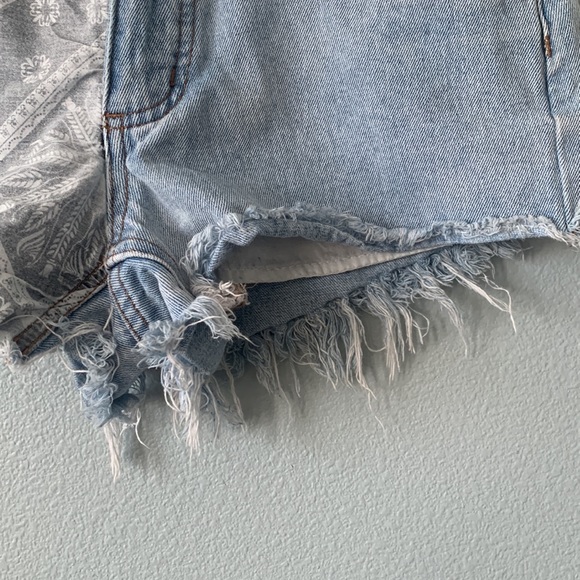 Light wash mixed media bandana pattern Cotton On frayed hem denim shorts! - Picture 4 of 6